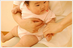 小さいお子さんも脉を診ます。 ただ、大人の方や幼児のお子さんのよう に、細かい比較はしないで、脉状を中心に診ます。